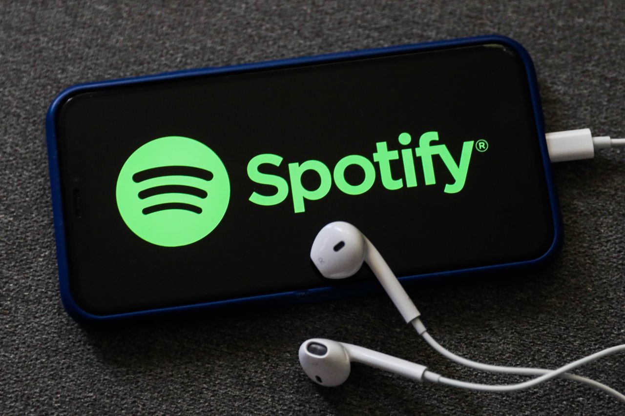 Trwa promocja na Spotify Premium (Photo Illustration by Jakub Porzycki/NurPhoto via Getty Images)