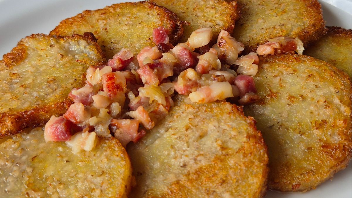 Ciszki kaszubskie podawane są z boczkiem i smażoną cebulą