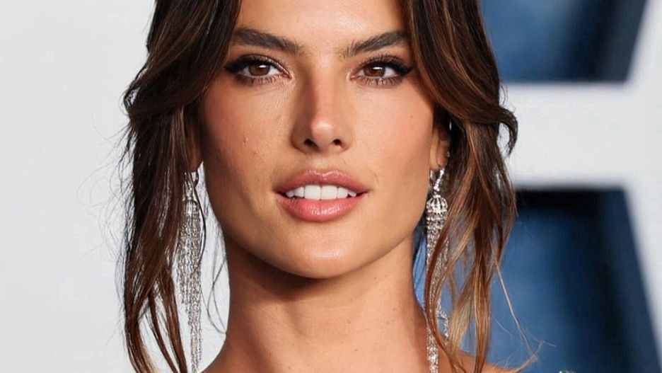 Alessandra Ambrosio uległa trendowi na "naked dress"