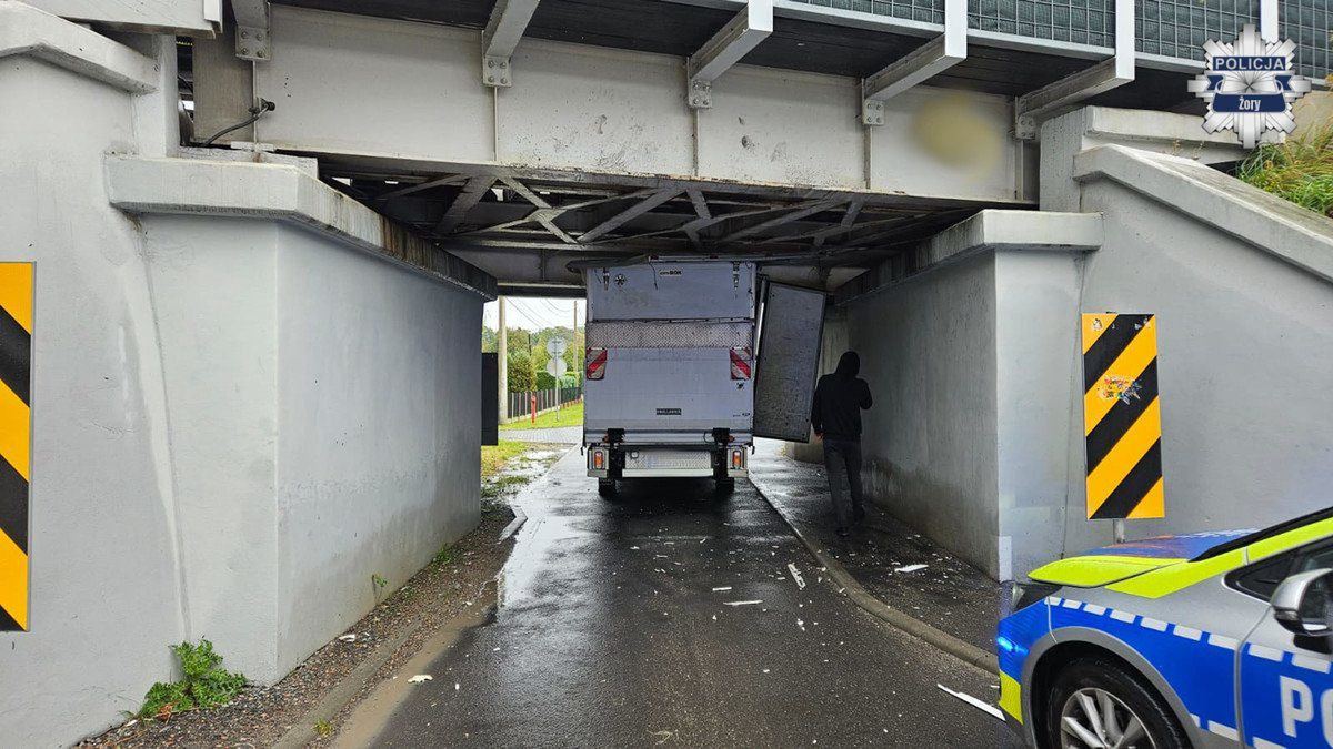 Żory: Zakleszczył się busem pod mostem. Zignorował znaki