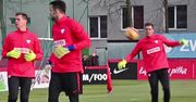 Szczęsny gimnastykuje się na treningu przed meczem z Austrią