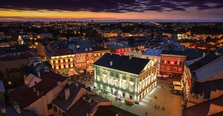 Miasto światła. Pokazy kolorowych iluminacji na Krakowskim Przedmieściu