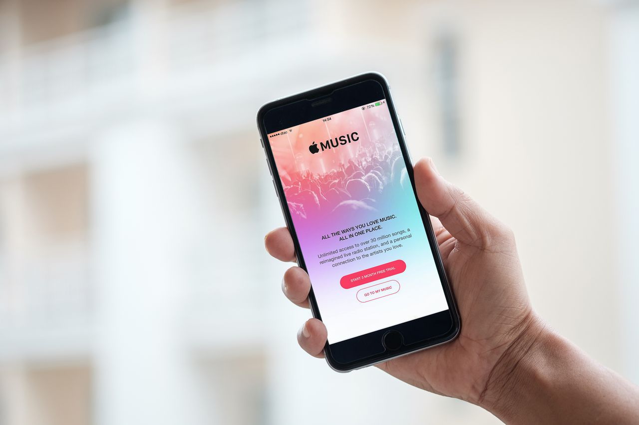 Serwisom strumieniującym muzykę, jak Apple Music, przybywa w szybkim tempie abonentów, fot.  mirtmirt / Shutterstock.com