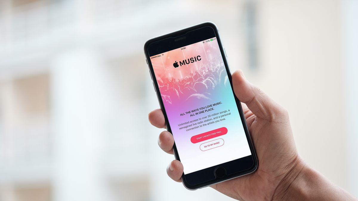 Serwisom strumieniującym muzykę, jak Apple Music, przybywa w szybkim tempie abonentów, fot.  mirtmirt / Shutterstock.com