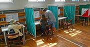 Wybory prezydenckie.  Szef jednej z komisji w symbolicznej koszulce