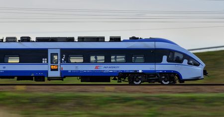 Pociągiem w podróż. Dlaczego warto wybrać właśnie ten środek transportu?