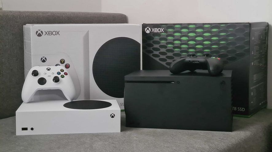 Xbox Series S (z lewej) i Series X ( z prawej)