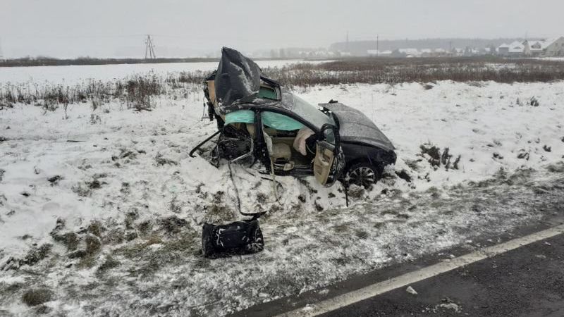 Trzebnica. Auto rozpadło się na dwie części. Pijany kierowca zatrzymany po wypadku