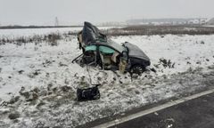 Trzebnica. Auto rozpadło się na dwie części. Pijany kierowca zatrzymany po wypadku
