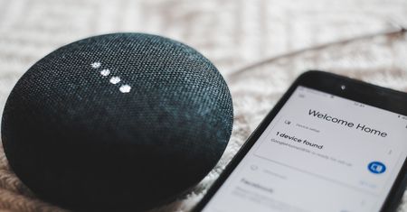 Uważaj na to, co mówisz. Google i Siri słuchają nawet, gdy nie powinny