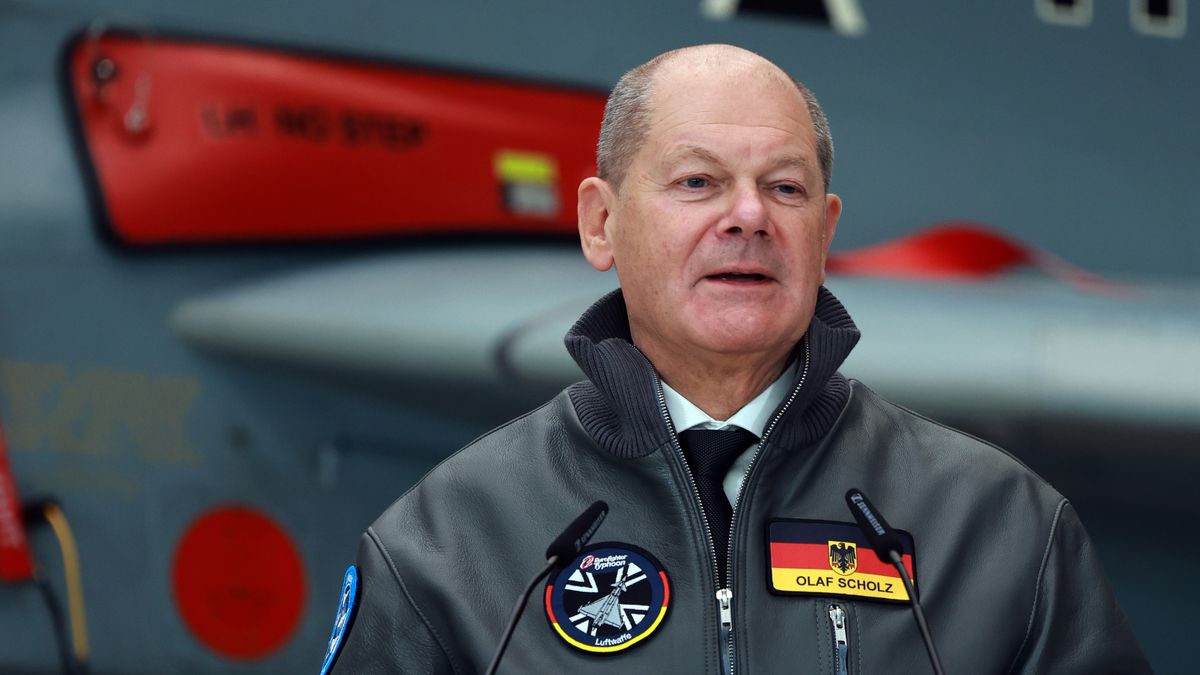 BERLIN, GERMANY - JANUARY 19: German Chancellor Olaf Scholz addresses the media while visiting the Airbus Defence and Space manufacturing plant on January 19, 2024 in Manching, Germany. Airbus assembles the Eurofighter military plane as well and also develops and manufactures drones at the plant. (Photo by Johannes Simon/Getty Images)