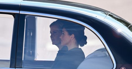 To zdjęcie mówi wszystko. Nie pozwolili jechać Meghan razem z Kate