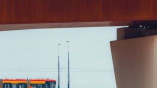 Warszawa: Motorniczy i pasażerowie uratowali kobietę. Chciała skoczyć