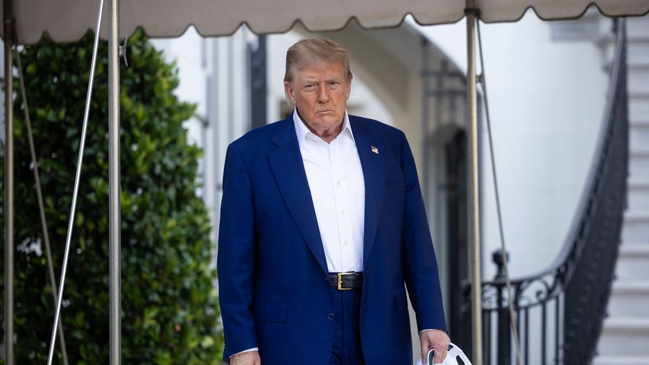 US President Donald Trump walks on the South Lawn of the White House before boarding the Marine One, in Washington, DC, USA, 24 June 2025. President Trump is expected to attend the NATO summit in The Hague, the Netherlands. EPA/FRANCIS CHUNG / POOL Dostawca: PAP/EPA.