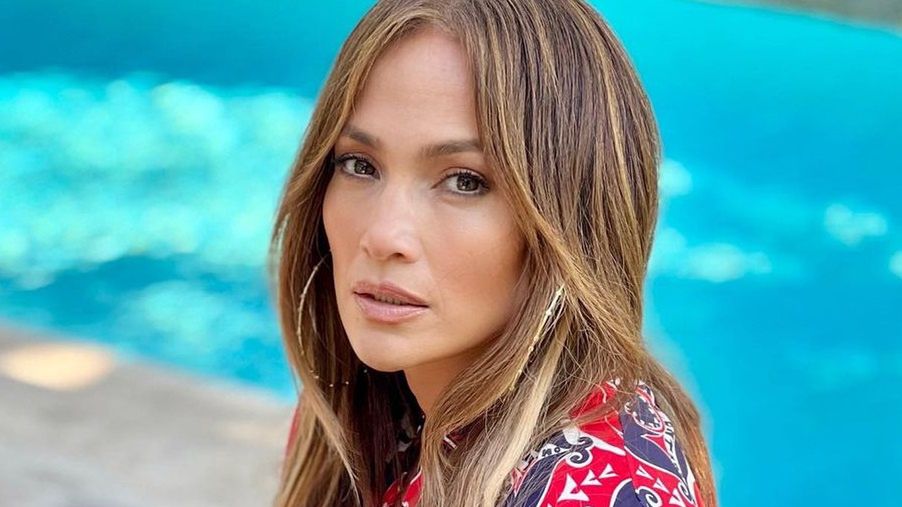 Jennifer Lopez pozuje w jednoczęściowym stroju, fot. Instagram.com/jlo