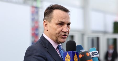 Rosja zamyka polski konsulat. Sikorski: Przyjmujemy to z dostojną obojętnością