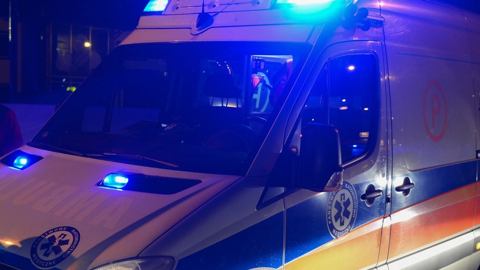 Wypadek dw�ch aut w BelchatowieFot. Adam Staskiewicz/East News Belchatow, 04.11.2018. Wieczorny wypadek przy restauracji McDonalsd's. W wyniku nieustapienia pierwszenstwa przejazdu doszlo zderzenia dwoch aut. N/z karetka pogotowia.Adam Staskiewicz