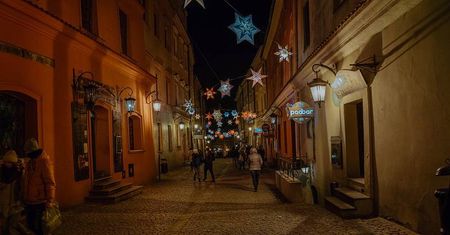 Lublin: Trwa montaż świątecznych iluminacji na deptaku i Starym Mieście
