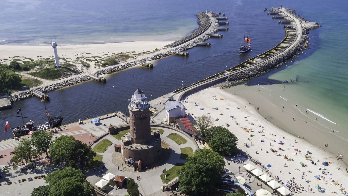 Pogoda Kołobrzeg port latarnia morska Bałtyk morze plaża wakacje słońce Polska
