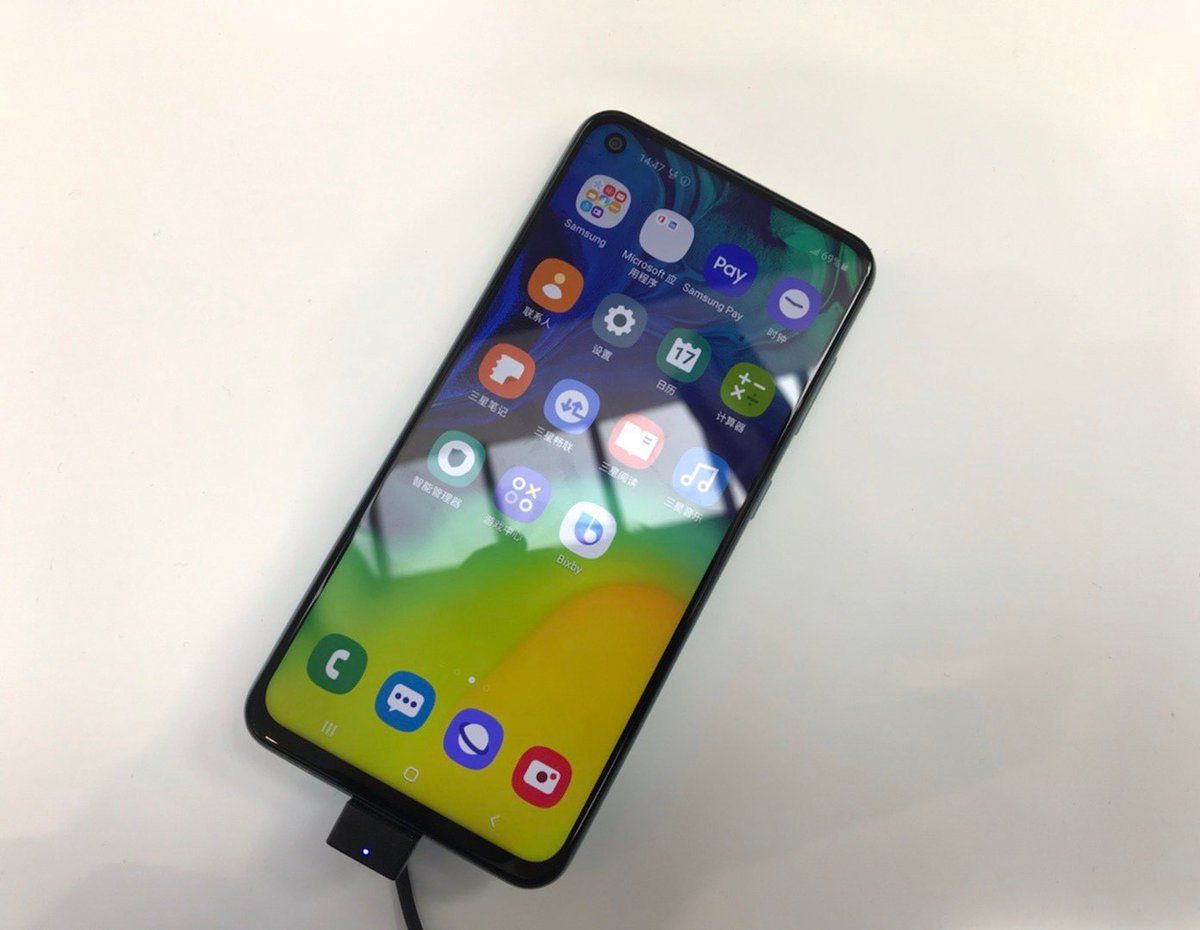 Samsung Galaxy A60 oficjalnie. Ma panel Infinity-O i ekranowy głośnik 2