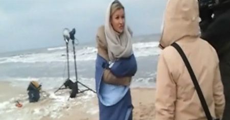 Joanna Krupa ZMARZNIĘTA na plaży!