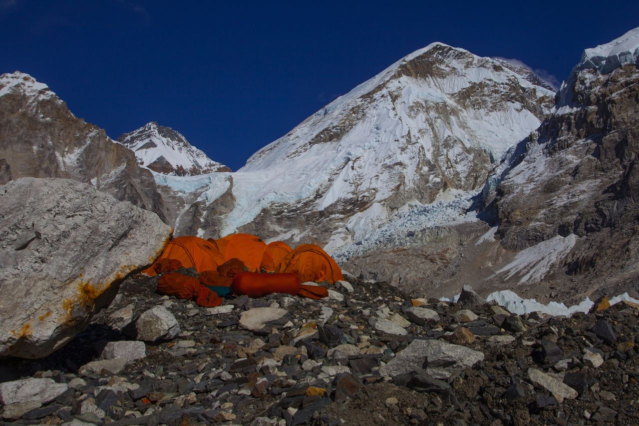 Bodies on the peaks. Nepal has brought down the bodies of four climbers.