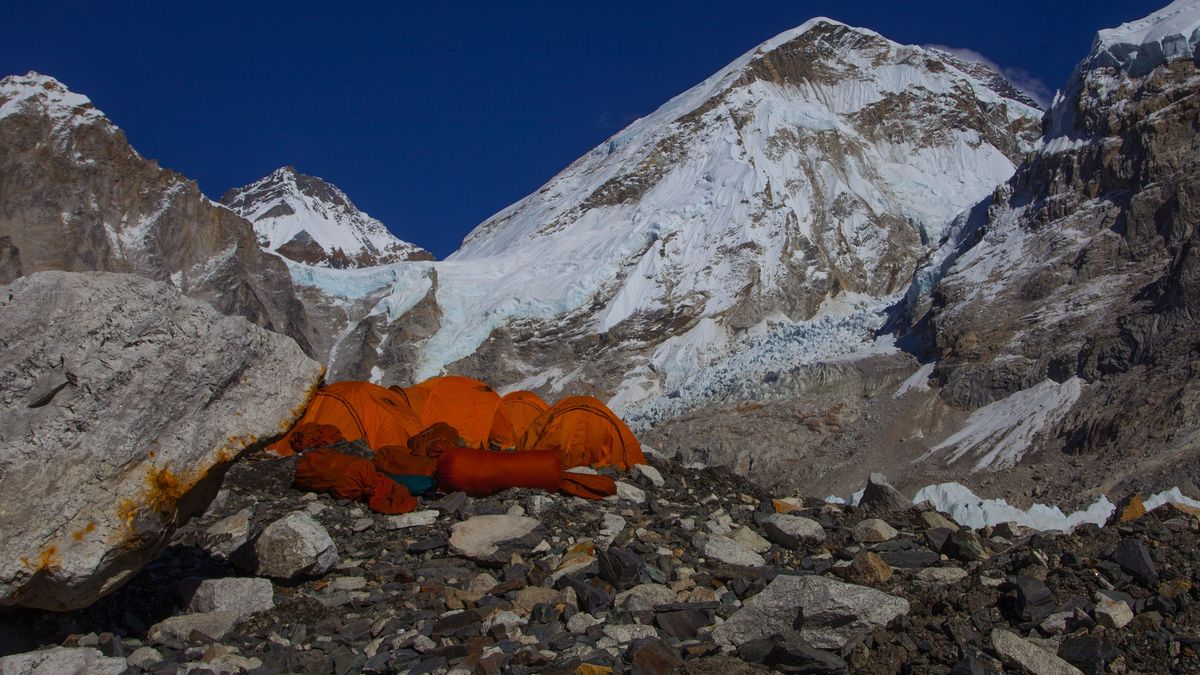 Zwłoki na himalajskich szczytach. Nepal sprowadził ciała czterech wspinaczy.