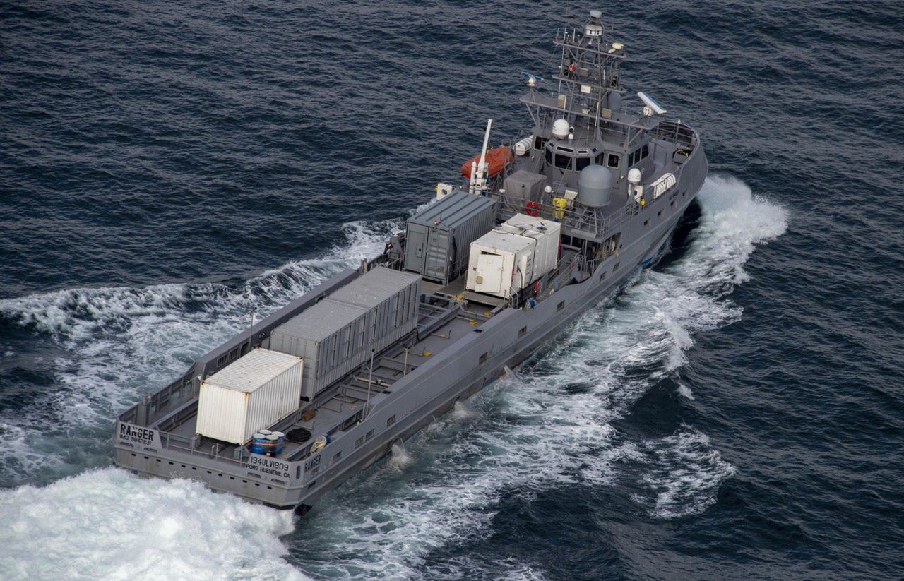 Amerykański USV Ranger podczas ćwiczeń RIMPAC 2022. Na rufie dobrze widoczne kontenerowe moduły misji.