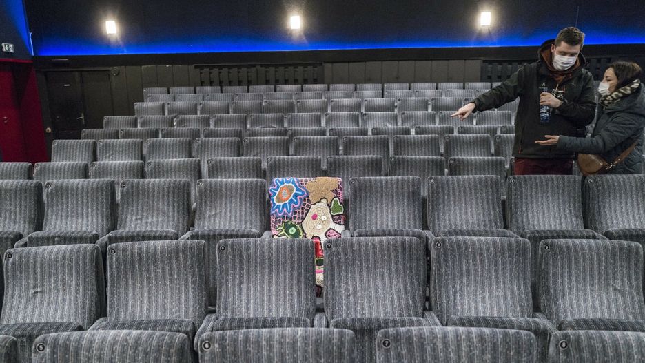 Zmiany w obostrzeniach. Od piątku otwarte kina, teatry i parki rozrywki / Na zdjęciu sala w łódzkim kinie studyjnym "Charlie"
