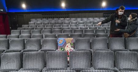 Zmiany w obostrzeniach. Od piątku otwarte kina, teatry i parki rozrywki