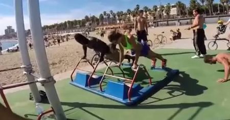 Chodakowska ćwiczy z mężczyznami na plaży w Barcelonie!
