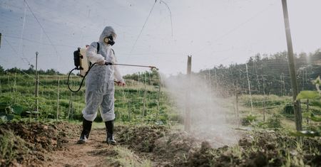 Jest wszędzie. Nawet "bezpieczne" dawki uszkadzają mózg