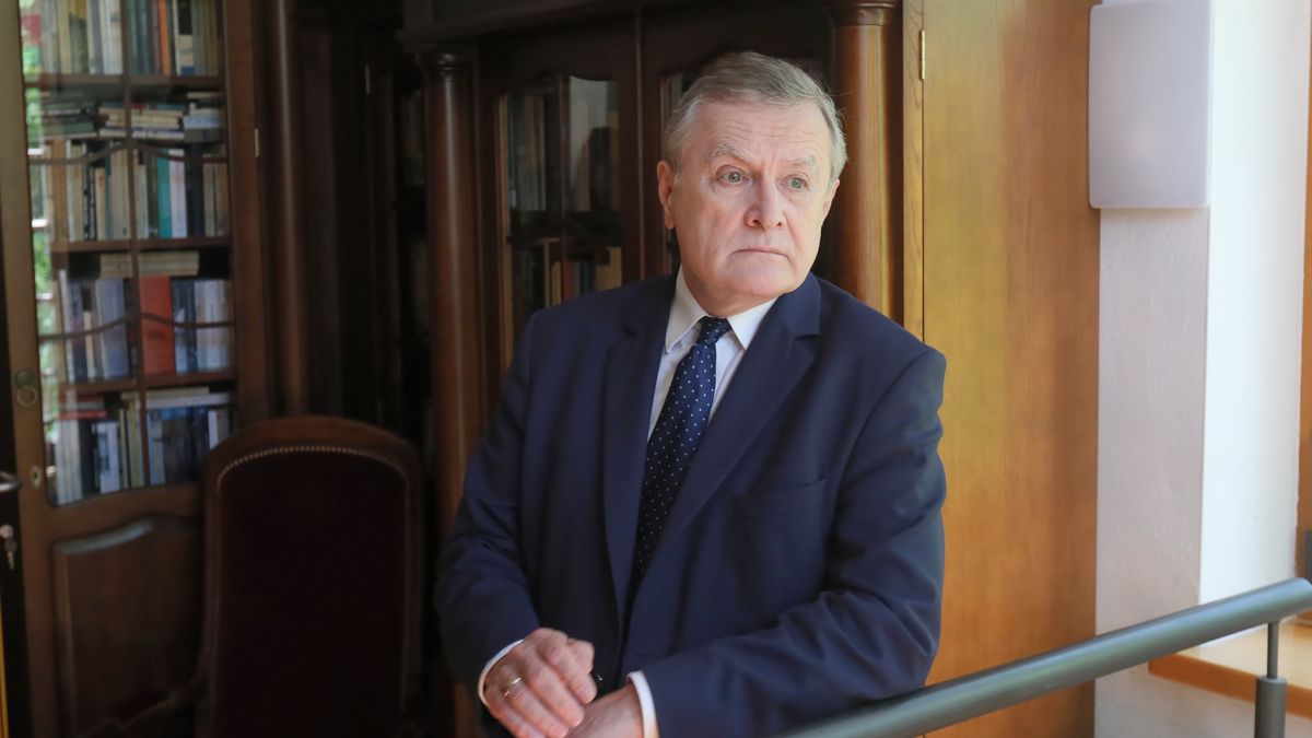 Krasnogruda, 30.06.2021. Wicepremier, minister kultury, dziedzictwa narodowego i sportu Piotr Gliński po debacie w ramach spotkania ministrów kultury Polski i Litwy w Dworku Miłosza w Krasnogrudzie, 30 bm. Temat debaty: Kultura jako spoiwo Europy. Rola polsko-litewskiej współpracy kulturalnej. (aldg) PAP/Tomasz Waszczuk