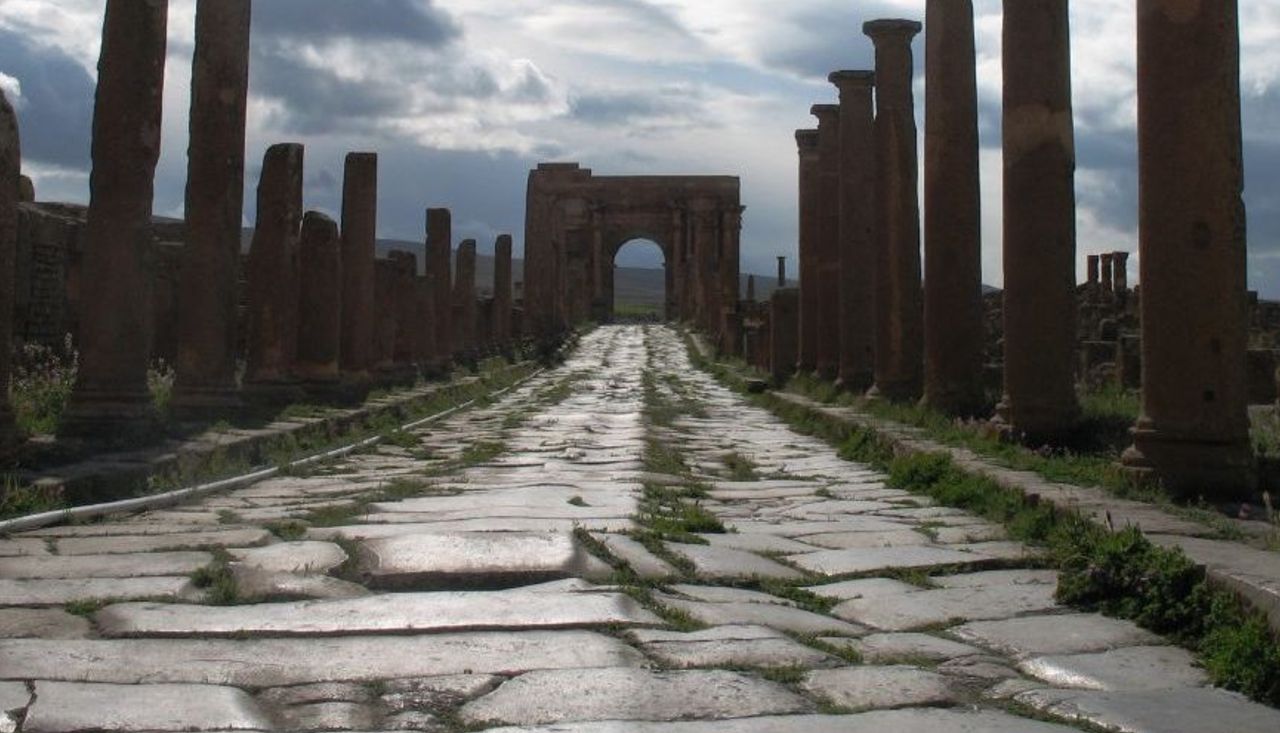 Pozostałości rzymskiej drogi na terenie dzisiejszej Algierii