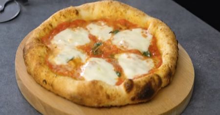 Jesienny przepis na pizzę z dyniowym puree i suszonymi pomidorami