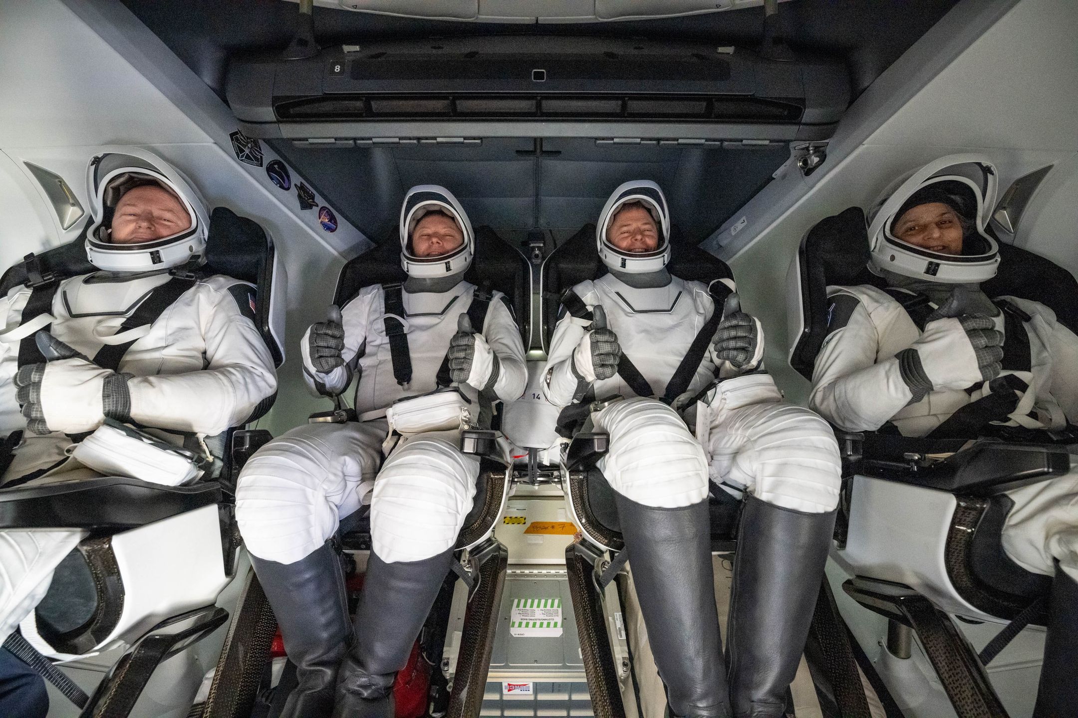 Astronauta NASA Butch Wilmore, kosmonauta Roscosmosu Aleksandr Gorbunow oraz astronauci NASA Nick Hague i Suni Williams są widoczni wewnątrz statku kosmicznego Dragon SpaceX na pokładzie statku ratunkowego SpaceX