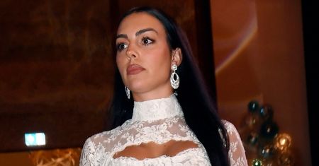 Georgina Rodriguez prezentuje niemal wszystkie swoje wdzięki w przezroczystej MINI na gali piłkarskiej w Dubaju (ZDJĘCIA)