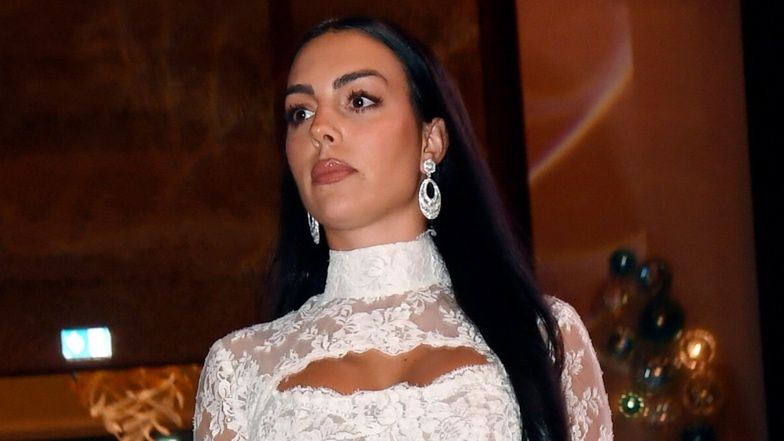 Georgina Rodriguez prezentuje niemal wszystkie swoje wdzięki w przezroczystej MINI na gali piłkarskiej w Dubaju (ZDJĘCIA)