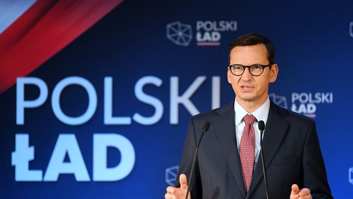 Mateusz MorawieckiZakrzewo, 19.08.2021. Premier Mateusz Morawiecki podczas spotkania z mieszka�cami w Domu Kultury w Zakrzewie (pow. aleksandrowski), 19 bm. Trwa wizyta szefa rz�du w woj. kujawsko-pomorskim. (jm) PAP/Tytus �mijewskiTytus �mijewskipolityk polityka, Polski �ad, premier, szef rz�du, wizyta, program rz�dowy, promocja, spotkanie, wizyta krajowa