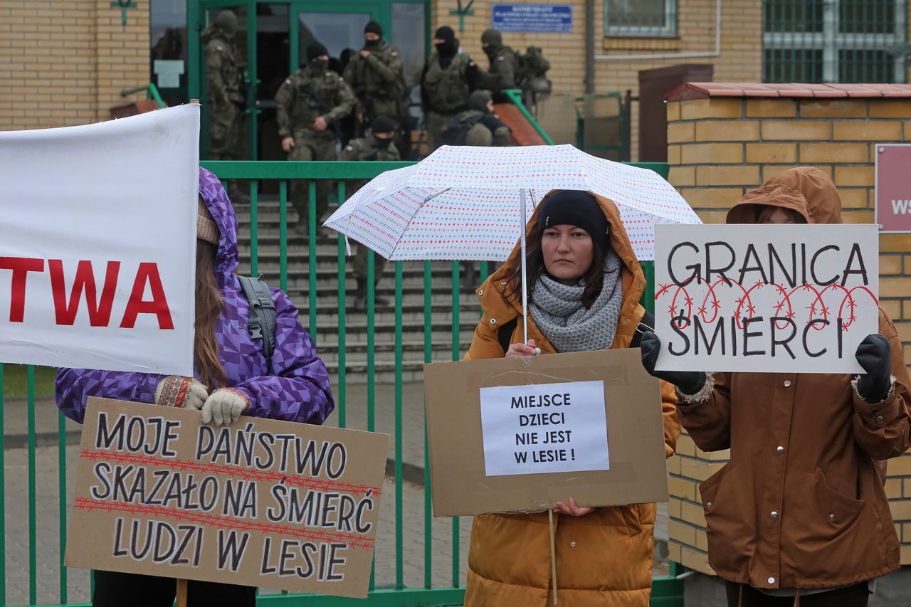 Michałowo, 23.10.2021. Protest pod hasłem "Matki na Granicę. Miejsce dzieci nie jest w lesie!", 23 bm. przed placówką Straży Granicznej w Michałowie. Organizatorami wydarzenia jest m.in. Stowarzyszenie Dolnośląski Kongres Kobiet i Fundacja Feminoteka. (mr) PAP/Artur Reszko