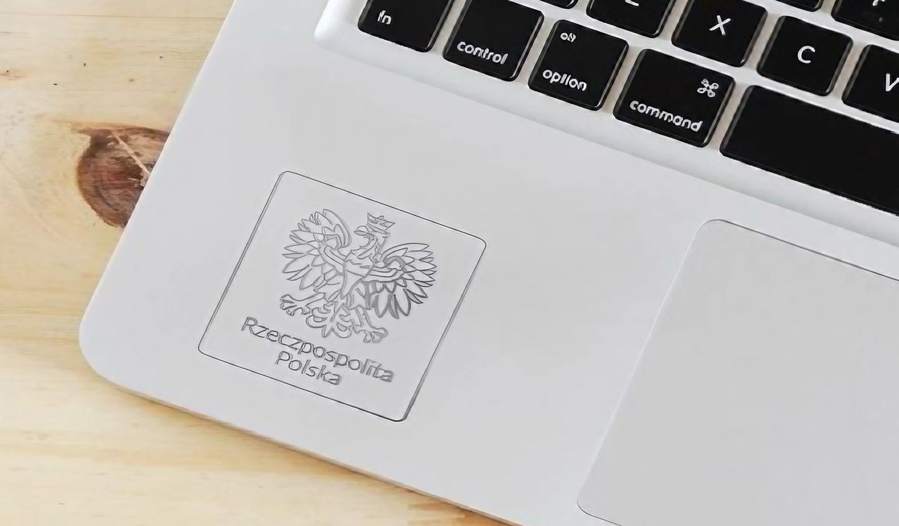 Laptopy dla uczniów z nietypowym zabezpieczeniem. Orzeł na obudowie