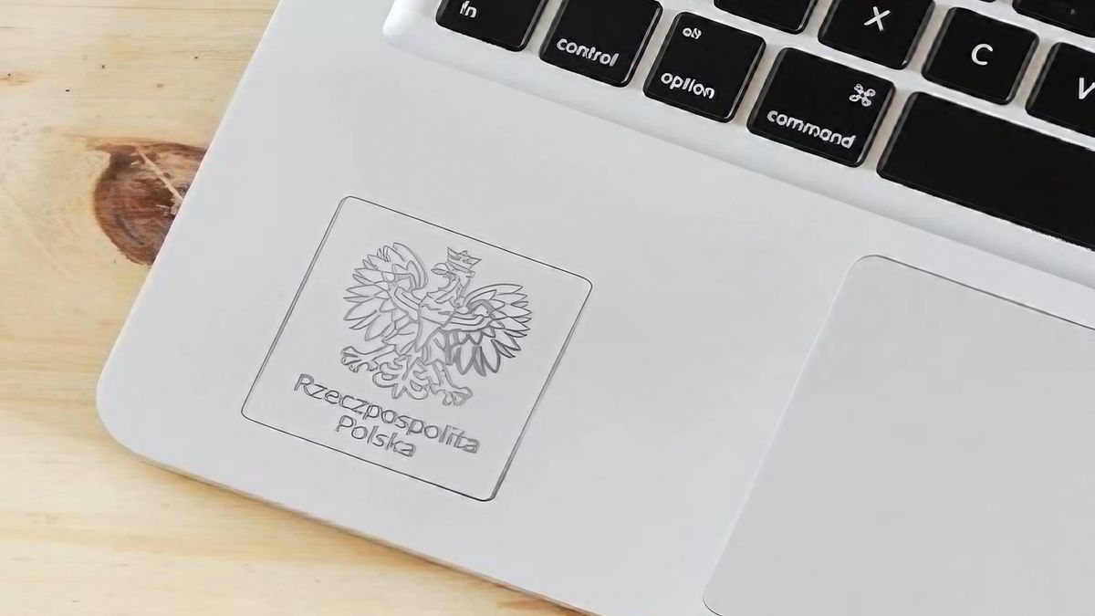 Laptopy dla uczniów z nietypowym zabezpieczeniem. Orzeł na obudowie