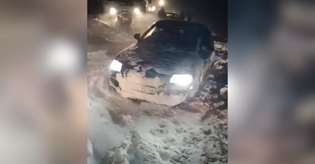Auta utknęły. "Kilkadziesiąt centymetrów śniegu". Niosą się nagrania