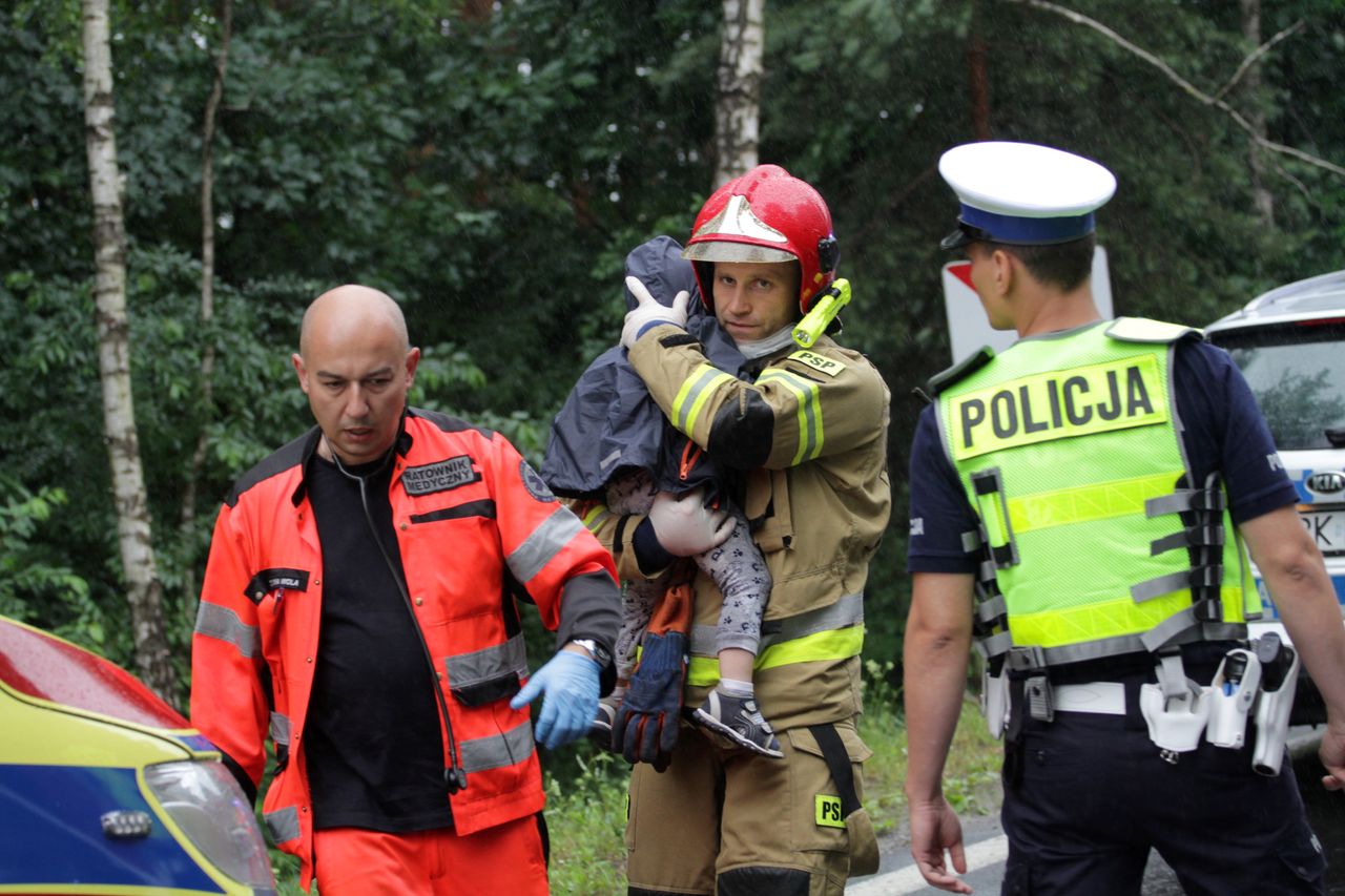 Wstrząsająca relacja ratownika ze zdjęcia. "Bezsilność aż bolała. Dziecko płakało, wołało mamę"