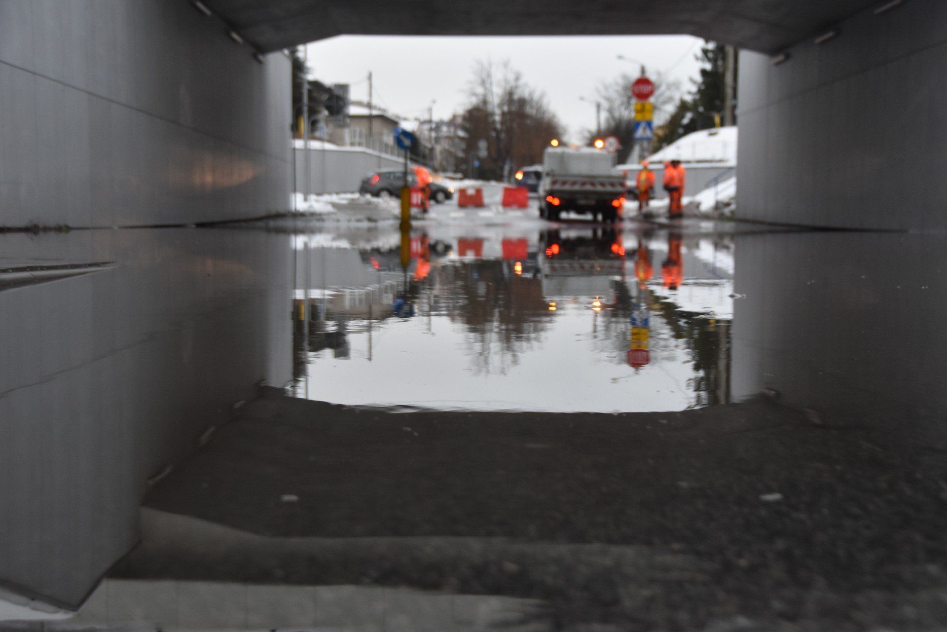 Spływająca z ulic woda z roztopów zalała drogę pod wiaduktem przy al. Tarnowskich w Tarnowie. Przejazd w tym miejscu zamknięto