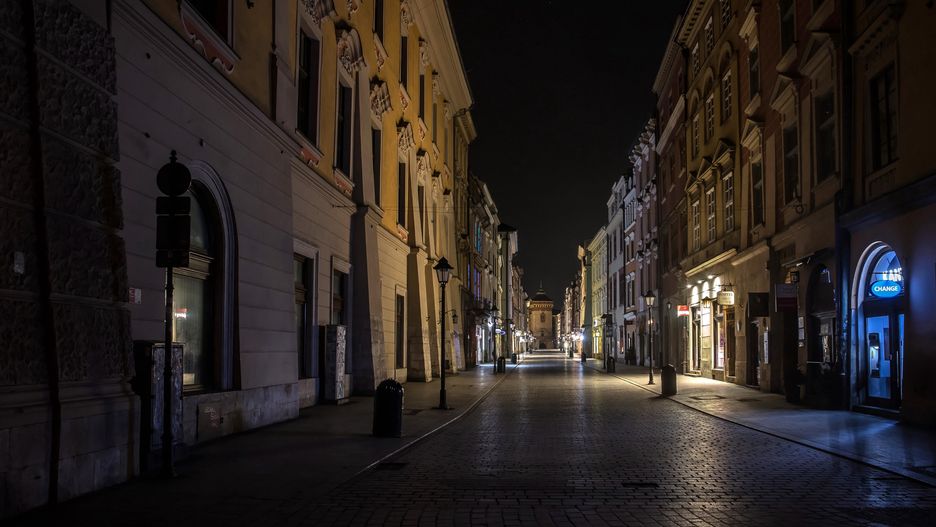 Kraków, 16.04.2020. Koronawirus w Polsce. Wyłšczone oświetlenie na ulicy Floriańskiej w Krakowie, 16 bm. Zarzšd Dróg Miasta Krakowa zdecydował o wyłšczaniu oświetlenia ulicznego w godzinach 24.00 - 4.00 z powodu znacznego spadku przemieszczania się mieszkańców po mieście w tym czasie. Według szacunków rozwišzanie takie przyniesie oszczędności ok. 20 tys. zł każdej nocy. (sko) PAP/Łukasz Gšgulski