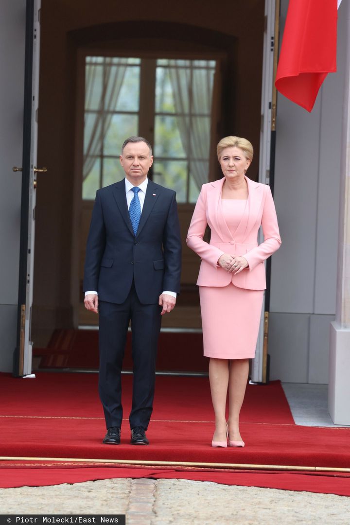 Agata Kornhauser-Duda w jasnoróżowym total looku 