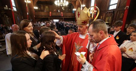 Bierzmowanie w parafii Niepokalanego Serca Najświętszej Maryi Panny w Kielcach. Sakramentu udzielił biskup Jan Piotrowski. Zobacz zdjęcia.