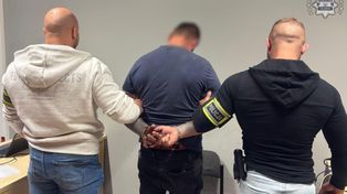 Katowice: Pijany 36-latek wskoczył na maskę radiowozu. Chciał zrobić sobie "selfie"