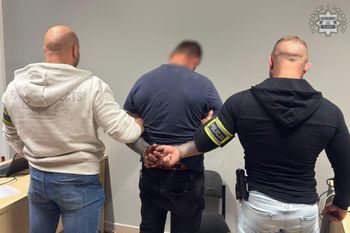 Katowice: Pijany 36-latek wskoczył na maskę radiowozu. Chciał zrobić sobie "selfie"